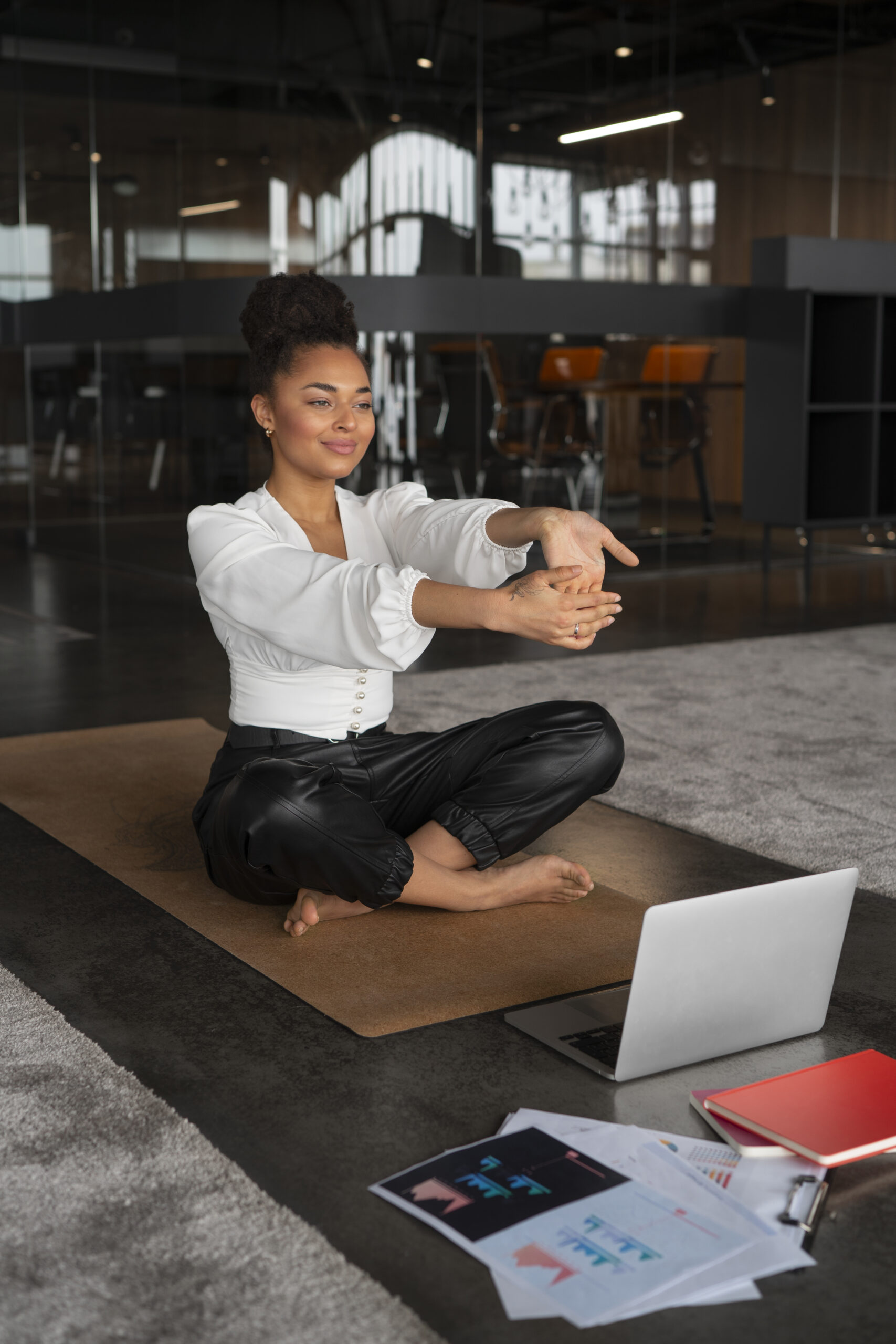 Yoga para principiantes que trabajan muchas horas sentado